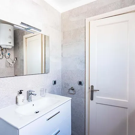 Bellevue Apartment *